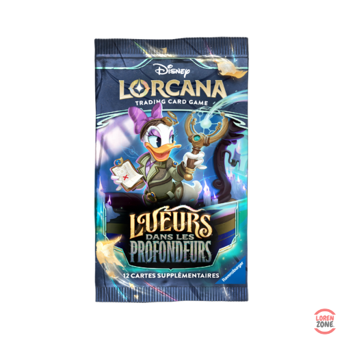 Booster Disney Lorcana Lueurs Dans Les Profondeurs Chapitre 10 illustré avec Daisy tenant une lanterne et une carte au trésor, contenant 12 cartes supplémentaires.