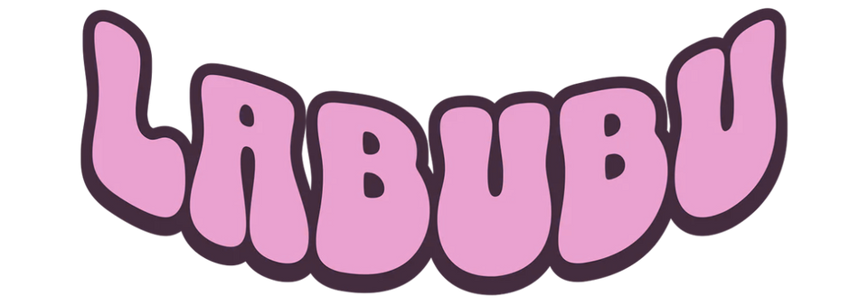 Logo Labubu en lettres épaisses arrondies de couleur rose avec contour violet foncé